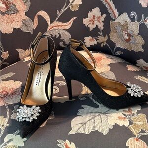 Brand new black Mischka Badgley 3 in heel